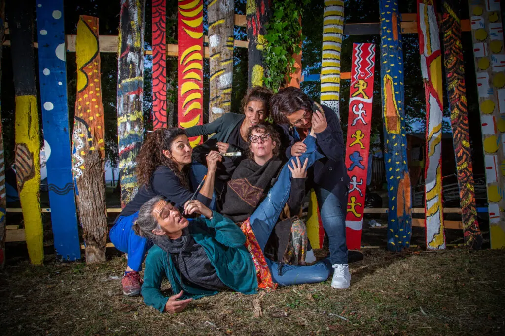 Œuvre collective · totems peints réalisés en groupe