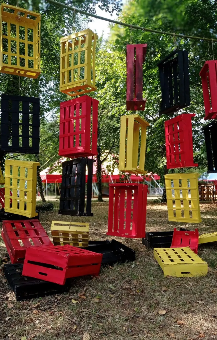 Œuvre collective · cagettes peintes suspendues