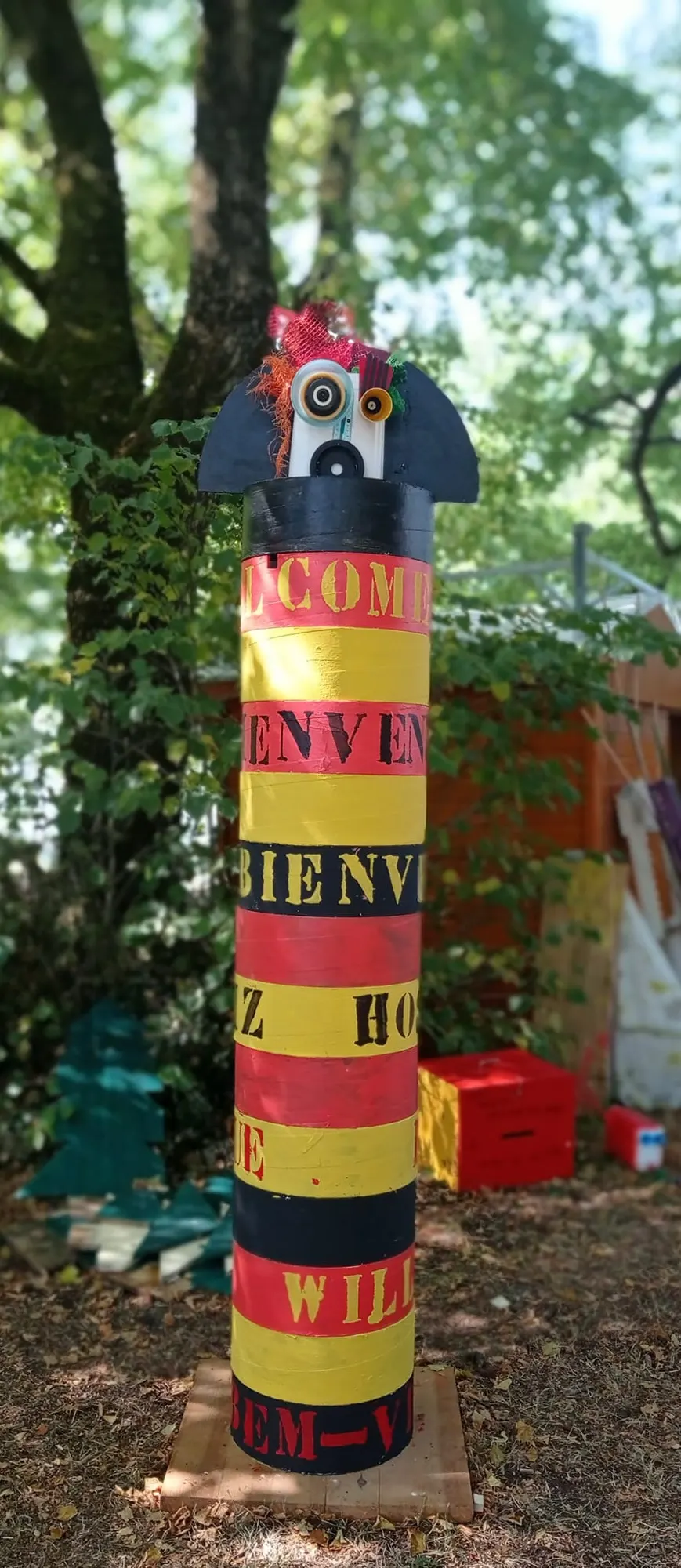 Œuvre collective · totem « Bienvenue »