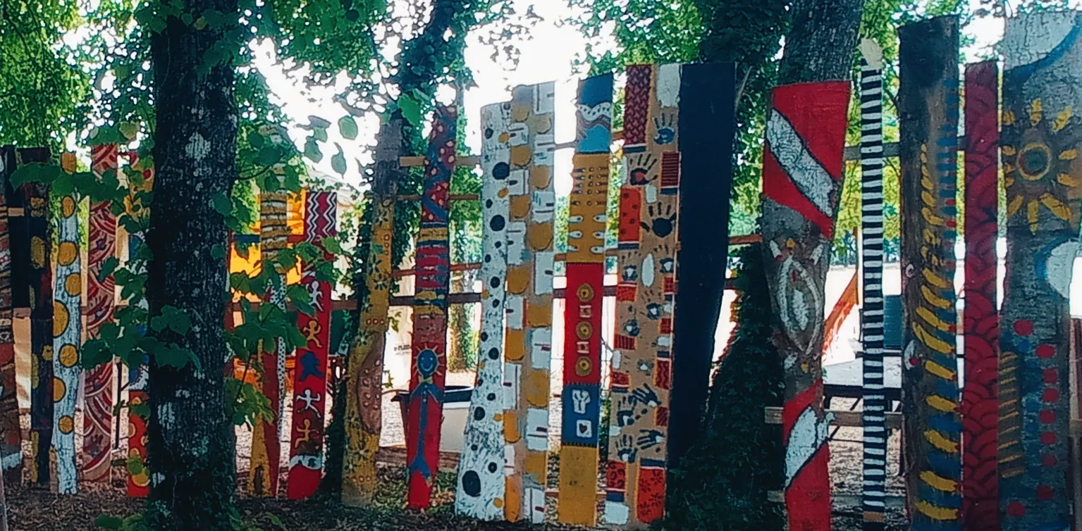Œuvre collective · totems peints installés en forêt