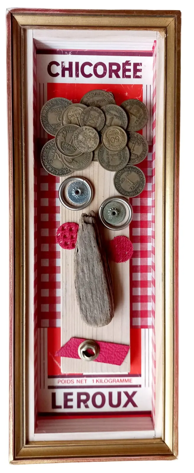 Bernadette · Trombine de Carine Picotin, visage en pièces de monnaie et boutons sur une boîte de chicorée