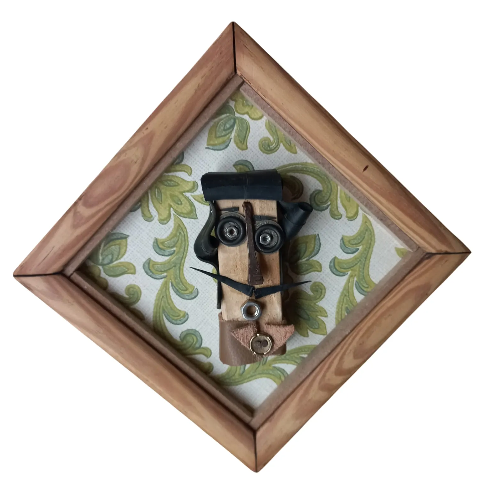 Gustave Courbette · Trombine de Carine Picotin, visage en bois et moustache en aiguilles d’horloge dans un cadre en losange