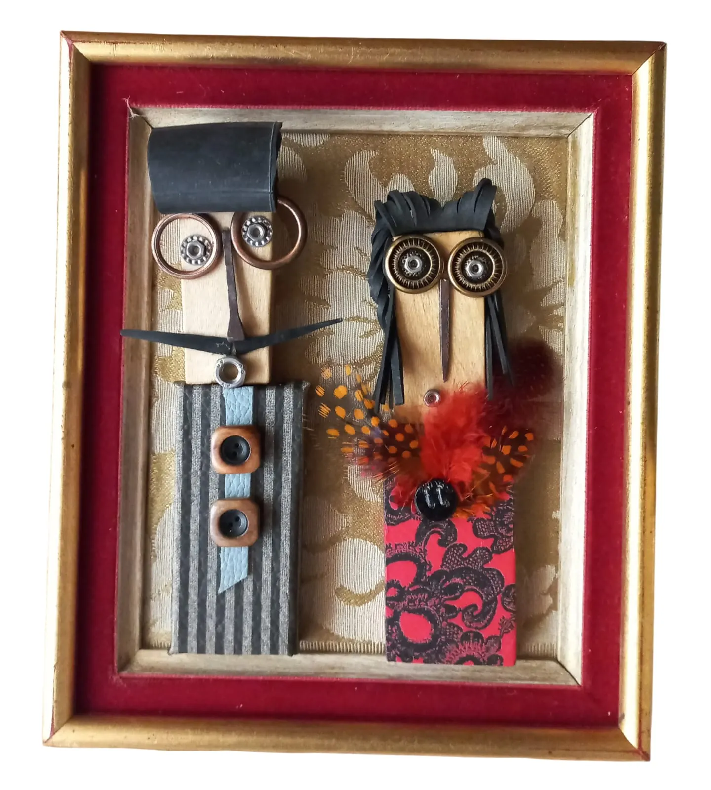 Riton & Mitsouka · Trombine de Carine Picotin, couple de personnages en objets détournés dans un cadre de velours rouge